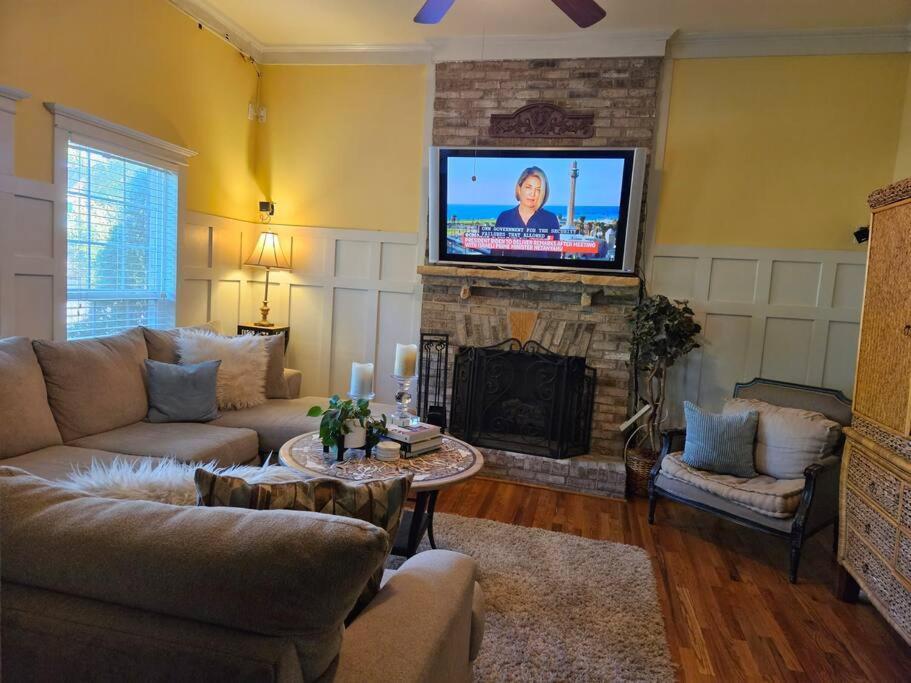 Sleeps16, Spacious Home, Close To Downtown, Beltline, And Walk To Restaurants, 75" Tv, 2 Person Jacuzzi, Ping Pong Atlanta Exterior foto