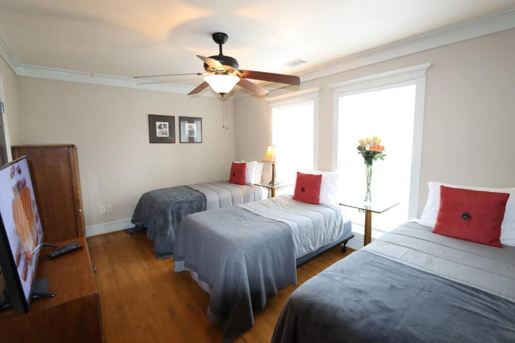 Sleeps16, Spacious Home, Close To Downtown, Beltline, And Walk To Restaurants, 75" Tv, 2 Person Jacuzzi, Ping Pong Atlanta Exterior foto