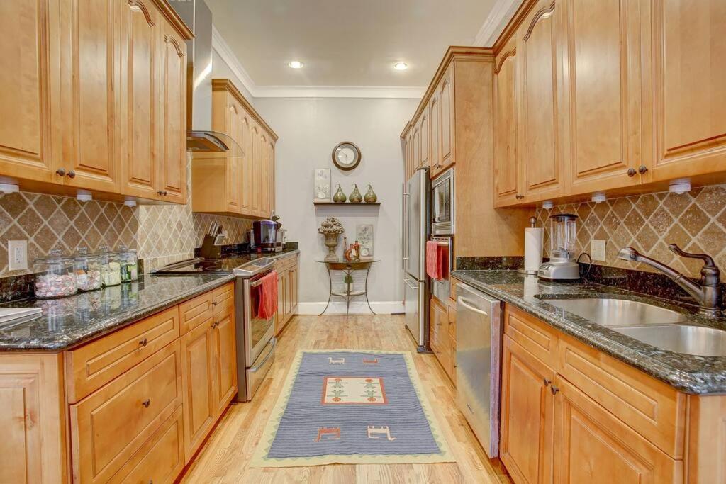 Sleeps16, Spacious Home, Close To Downtown, Beltline, And Walk To Restaurants, 75" Tv, 2 Person Jacuzzi, Ping Pong Atlanta Exterior foto