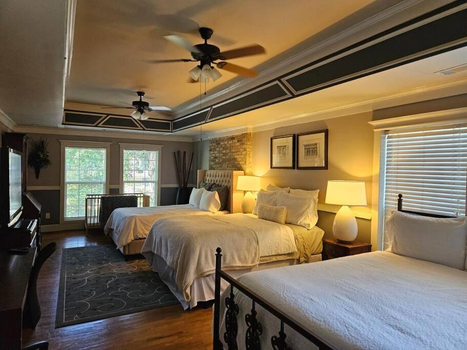 Sleeps16, Spacious Home, Close To Downtown, Beltline, And Walk To Restaurants, 75" Tv, 2 Person Jacuzzi, Ping Pong Atlanta Exterior foto